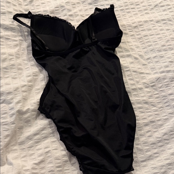 Elegant Black Lace Bodysuit - Picture 2 of 7